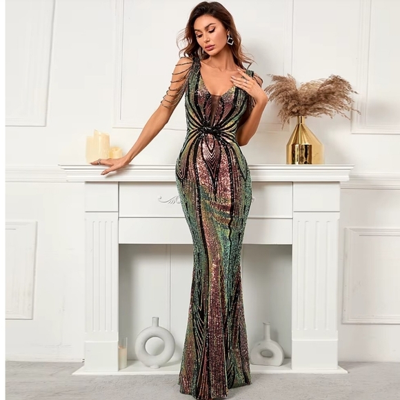 Stunning Metallic Evening Dress with Sequin Detail - Picture 3 of 16